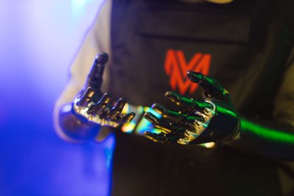 Exoesqueleto robótico con manos metálicas futuristas